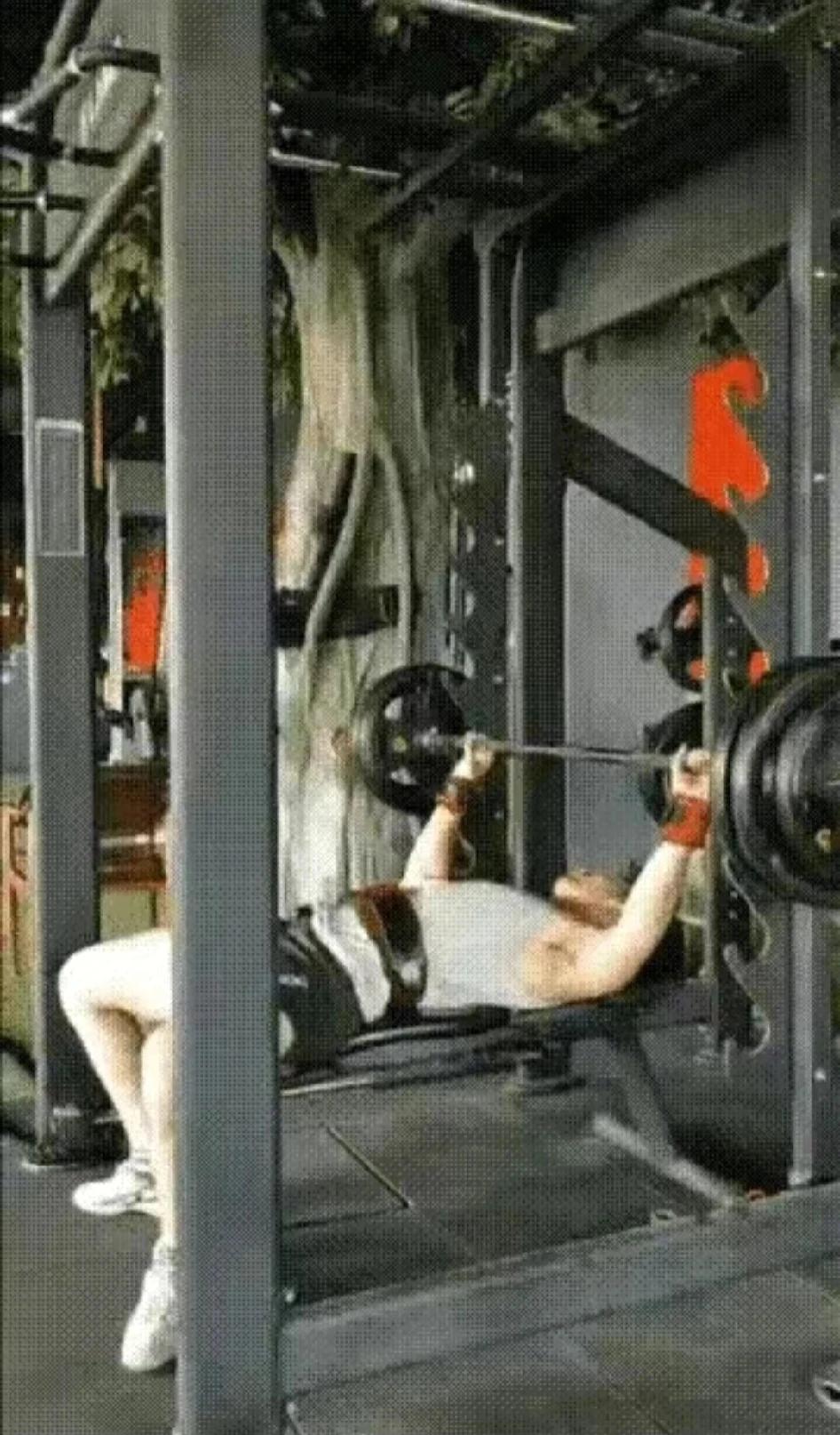 死亡就在一瞬间！
有些事就是这么诡异。
这么壮实的一位年轻小伙子，撸铁把自己撸没