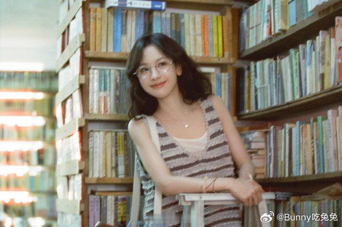陈都灵空框眼镜 陈都灵校园高智感女主 好美呀我的嘟嘟！东北拍戏拍双了吧！图书馆这