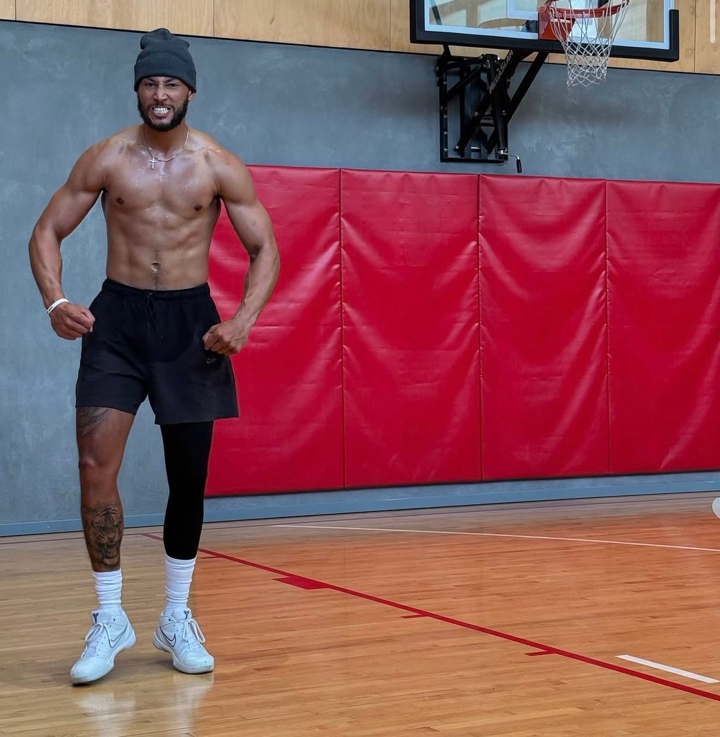 有媒体报道西蒙斯已经接受球队试训 其中就有西部球队 勇士还有两个位子 签来替补防