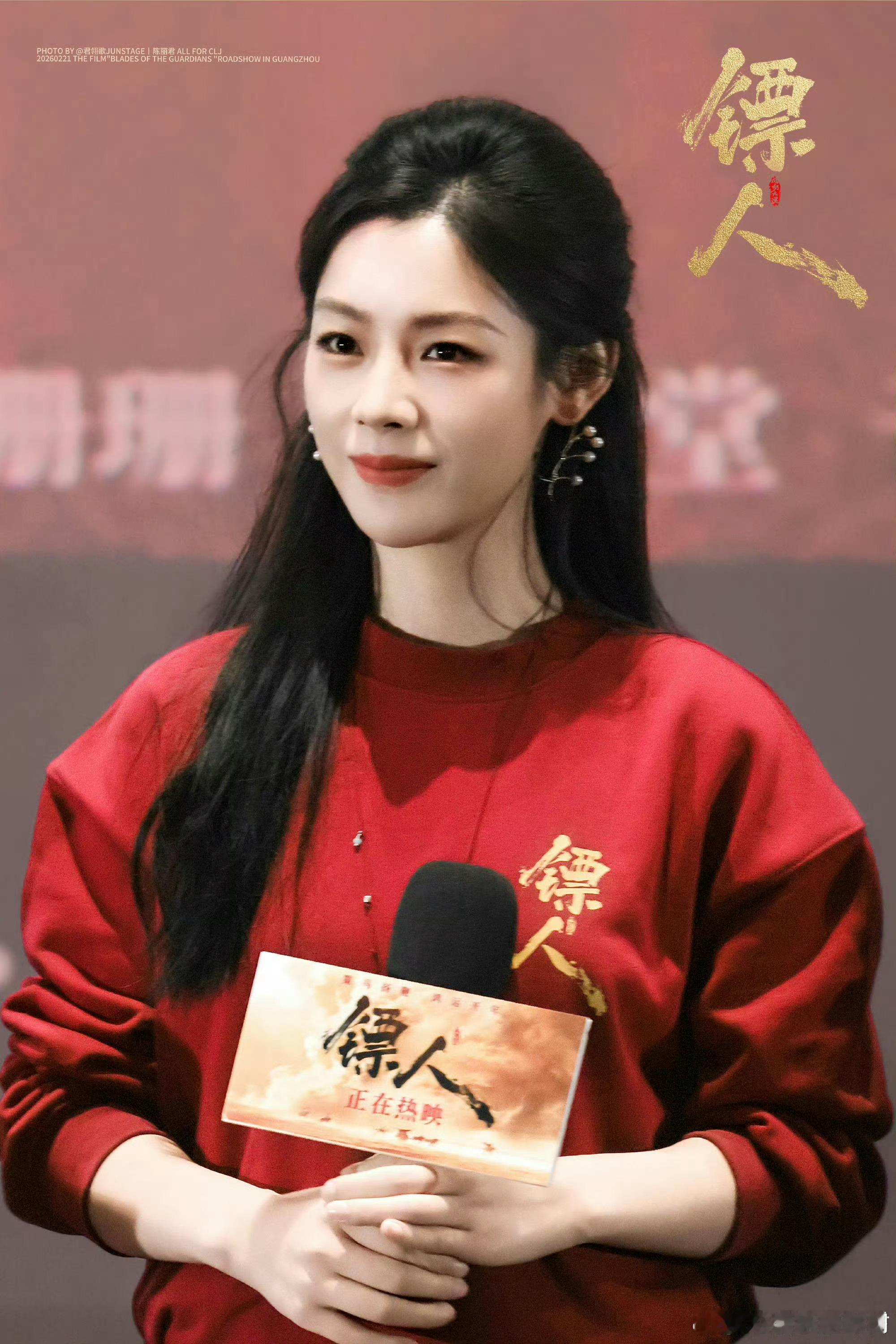 陈丽君撒娇式砍价舞台上塑造潇洒的古装公子，气场强大从容淡定，走进小商品市场秒变软