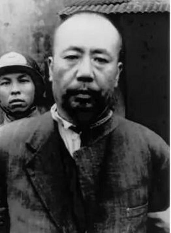 1950年，中共地下党陈宝仓牺牲的消息传到了香港。妻子师文通听到噩耗后，悲痛欲绝