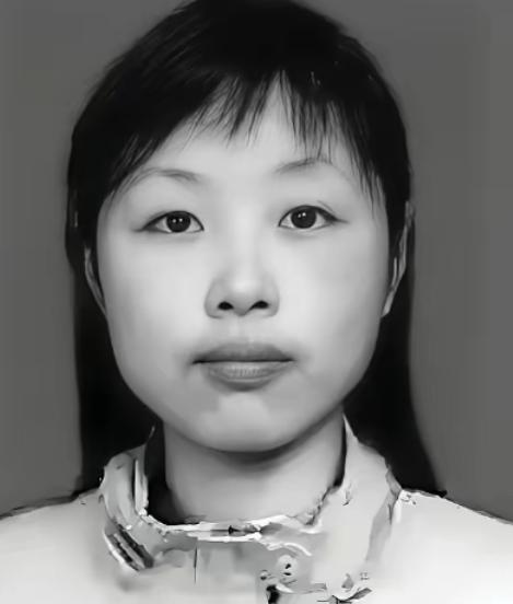 她被埋进废墟，身体断成三截，救援人员赶到时，发现她用身体死死护住一个东西，看清后