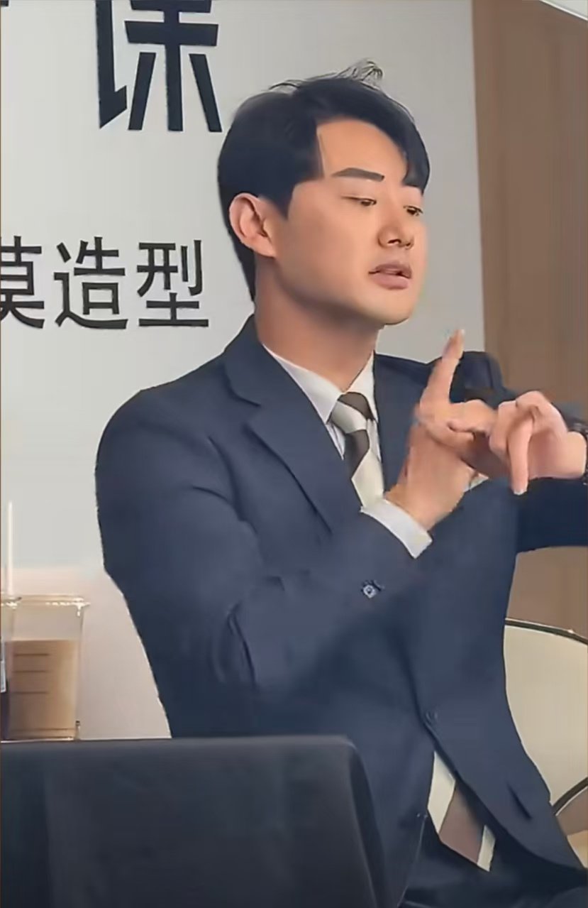 小马哥表情管理 男人更懂男人整套手势舞步流畅自然，表情松弛有度，小马哥凭绝佳状态