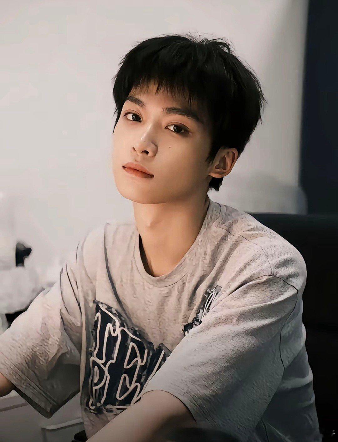 这个还有人质疑？？要知道当年yq的时候，放出北京艺人素颜的照片，第一第二是鹿晗和