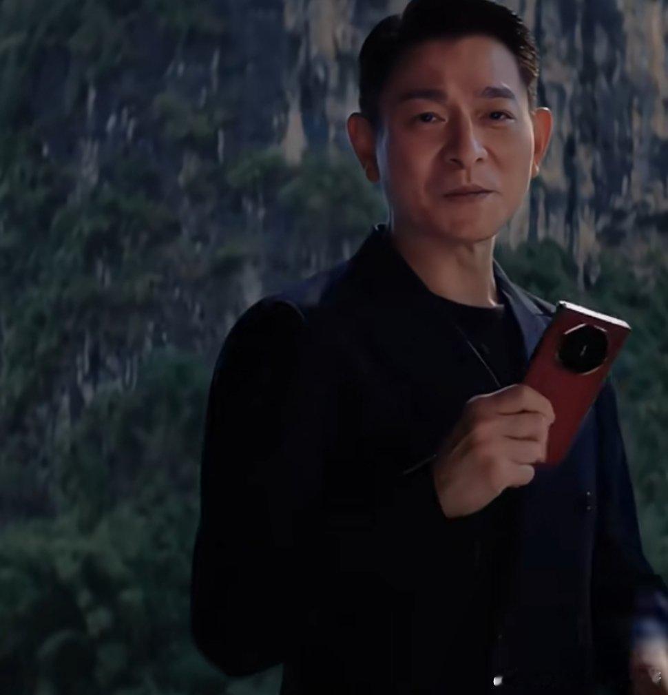 三折叠太有面，怎么折都有面，这代言全是有头有脸的人物 ​​​