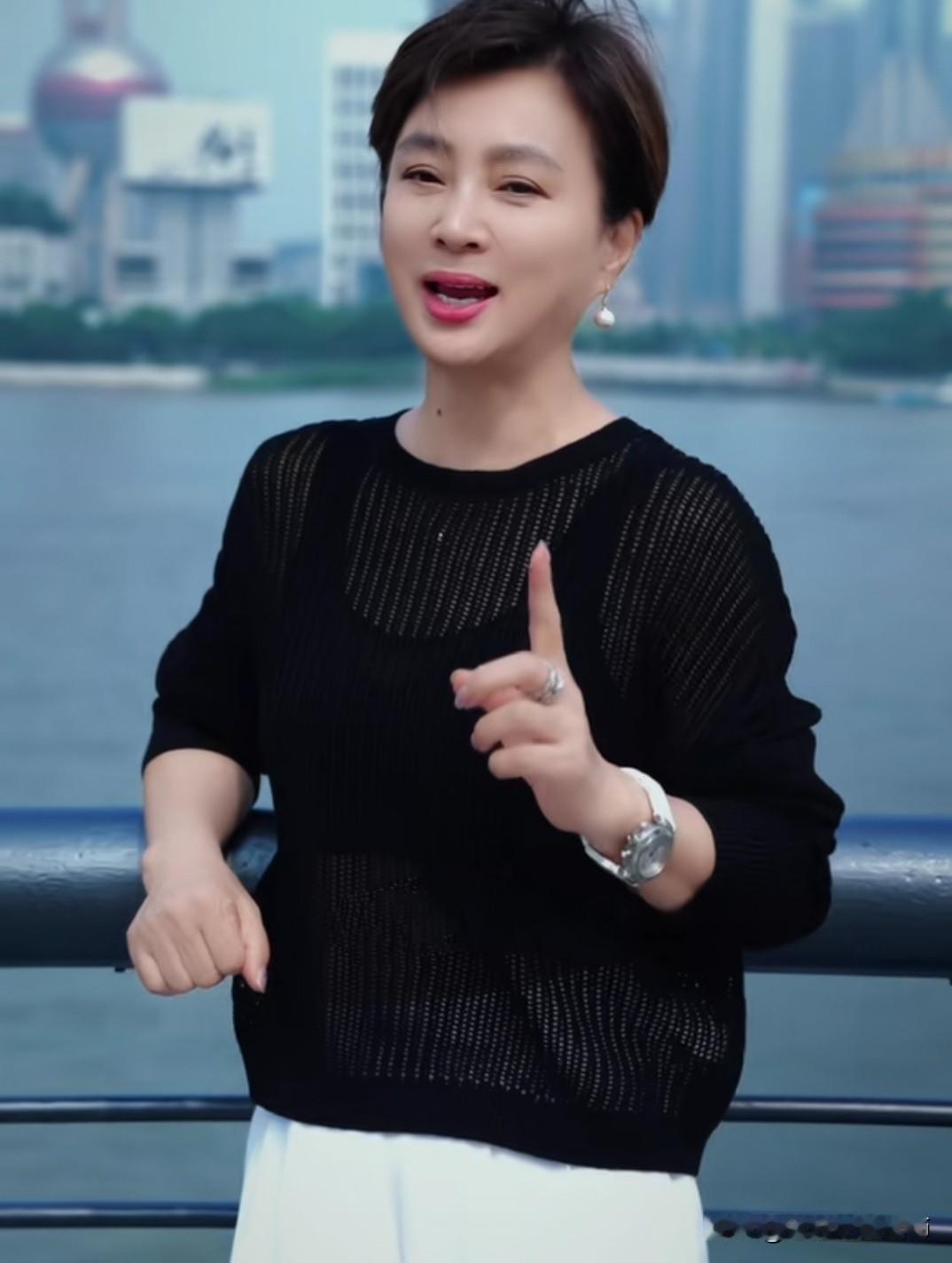 李玲玉1963年出生，比我大一岁，我年轻时她就那么漂亮，我老了，她还是那副容颜，