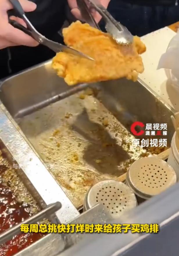 令人惋惜！”安徽黄山，一名鸡排店店员发现一位40岁的女顾客有一个月没来买鸡排了，