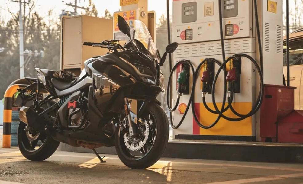 摩托车未备案加油被拒，这事儿最近闹得挺火。就说重庆高速服务区那男子，加油因未报备