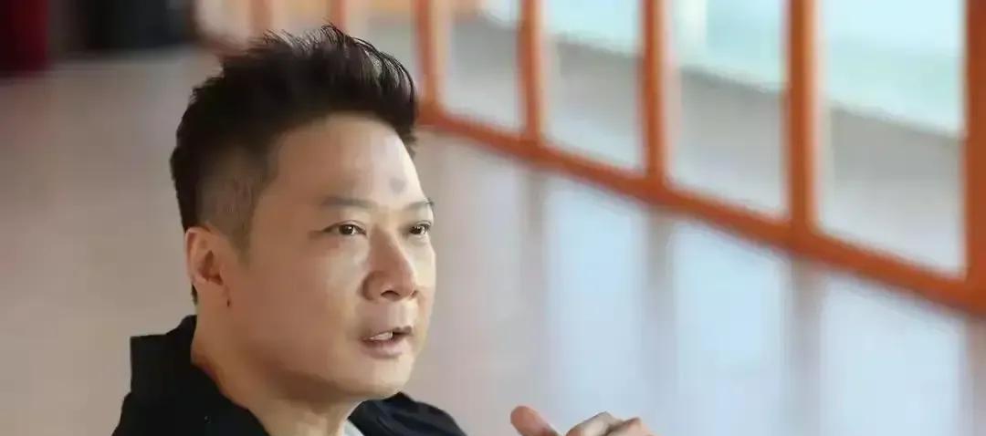 当别人用流量刷屏，他用伤疤领奖。
钱嘉乐举起金像奖杯，手臂露出三道旧伤。
全场掌