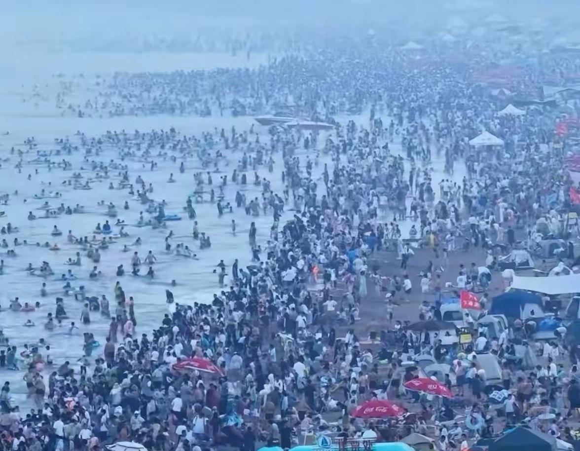 旅游季节根本不敢去海边，因为人挤人人碰人，没地方站没地方坐，饭店吃饭排不上号，上