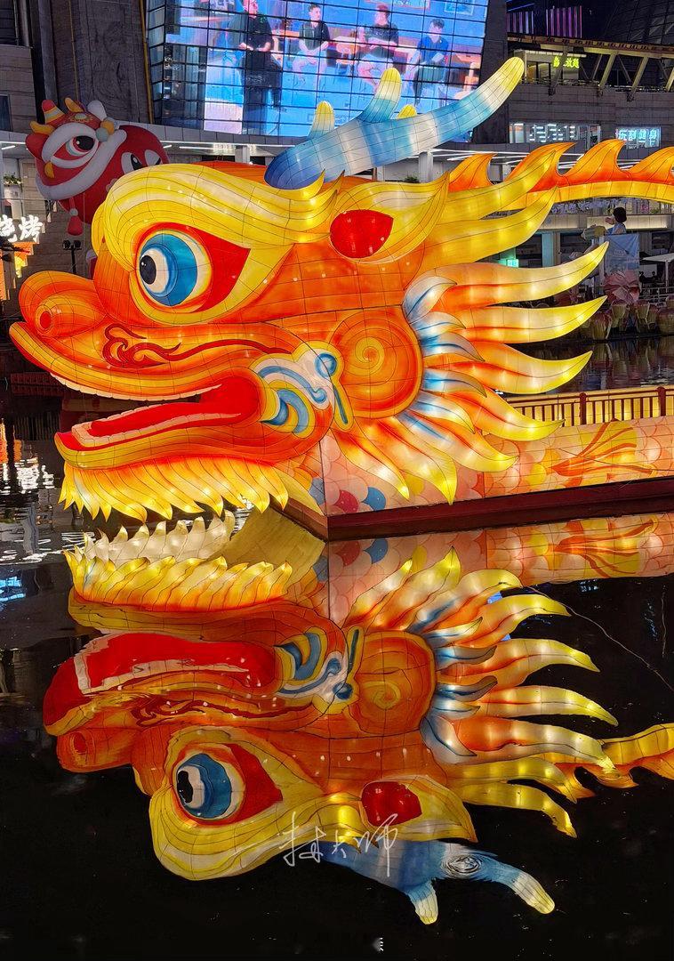 万步人生路 一到晚上，佛山千灯湖的各种灯光秀就开始争艳斗奇、各显其能，引来不少游