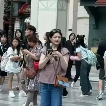 #大S惹人厌# 大S最大的败笔。就是离婚后还想继续奢靡的生活。当发现离婚协议书无