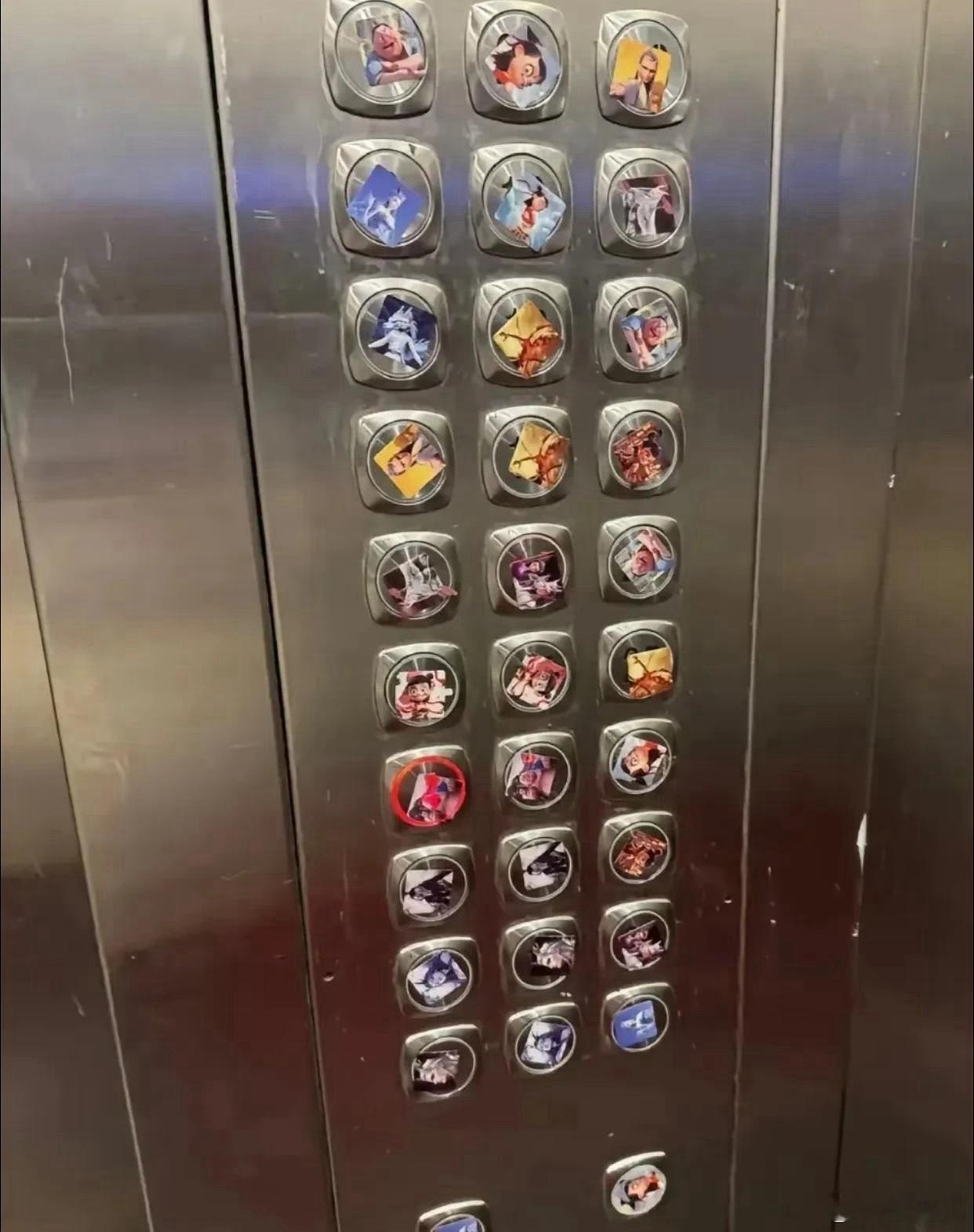 打开电梯门的瞬间，我整个人僵住，被控住五分钟没缓劲 