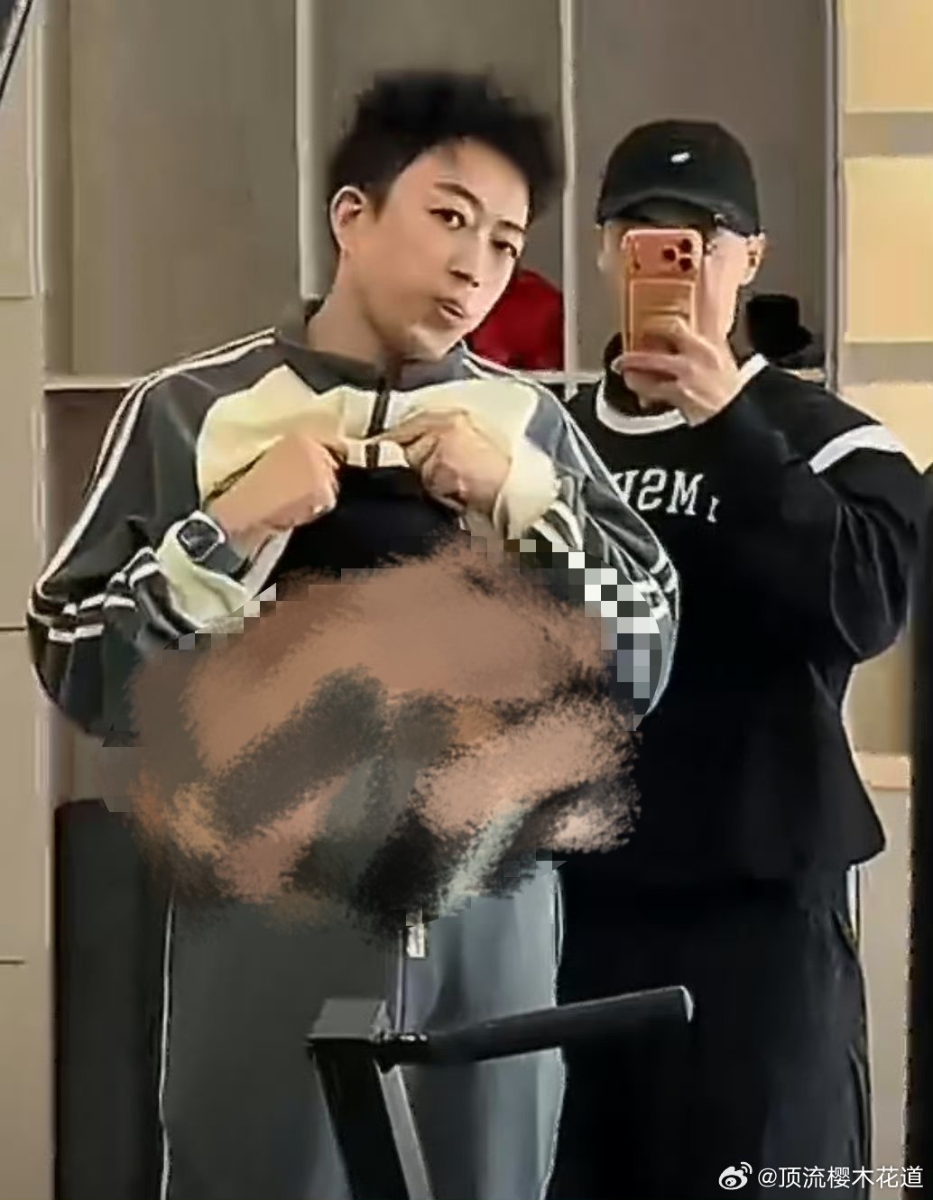 于正秀腹肌被判定AI其实，于正，的腹肌，真的，没人想看。好了，帮大家把马赛克打好