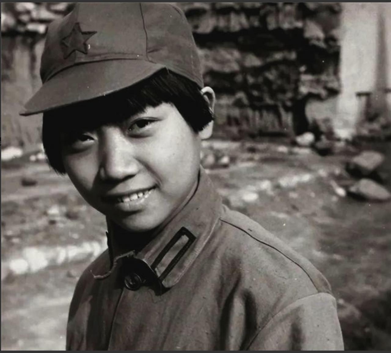 1936年，12岁小红军落入土匪手中，刀架脖子时他喊：“省下子弹打鬼子吧！”匪首