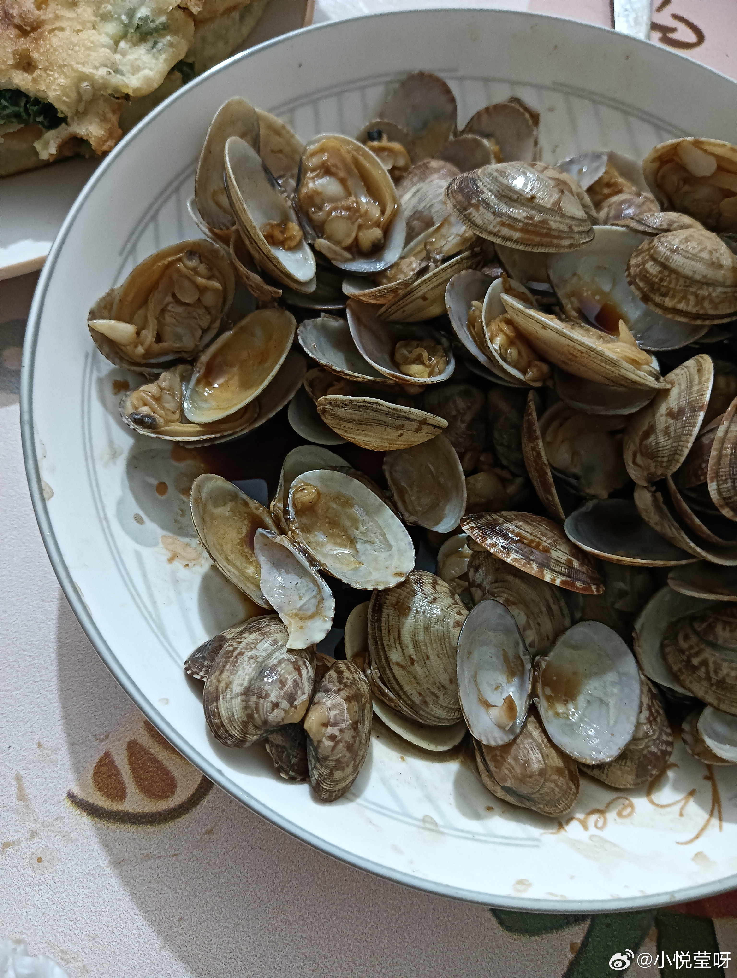 孝顺的小圆啊，不让我自己吃，必须让我吃她抠的……在边上给我抠花蛤里。 