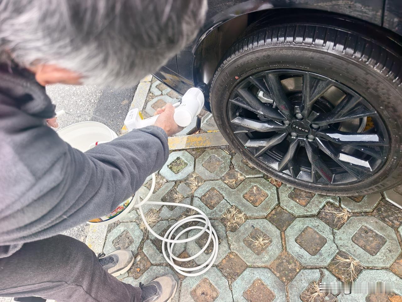 极氪的洗车枪非常好用，电池比较大，续航时间久，喷射的冲击力比较大。用下来感觉非常