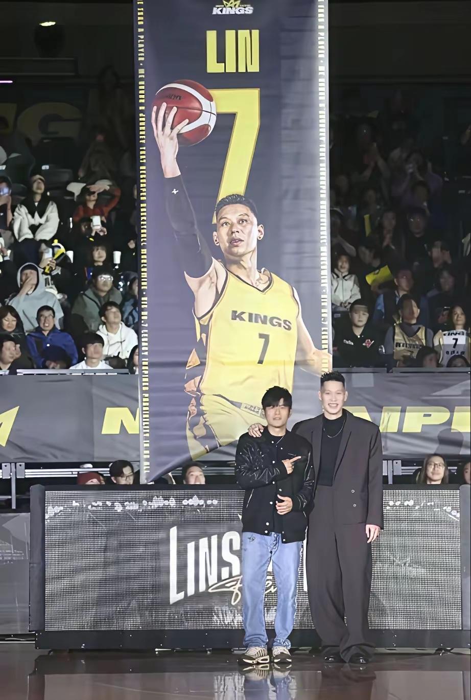 周杰伦旁边男的是谁？勾肩搭背看得出来二人关系挺好的