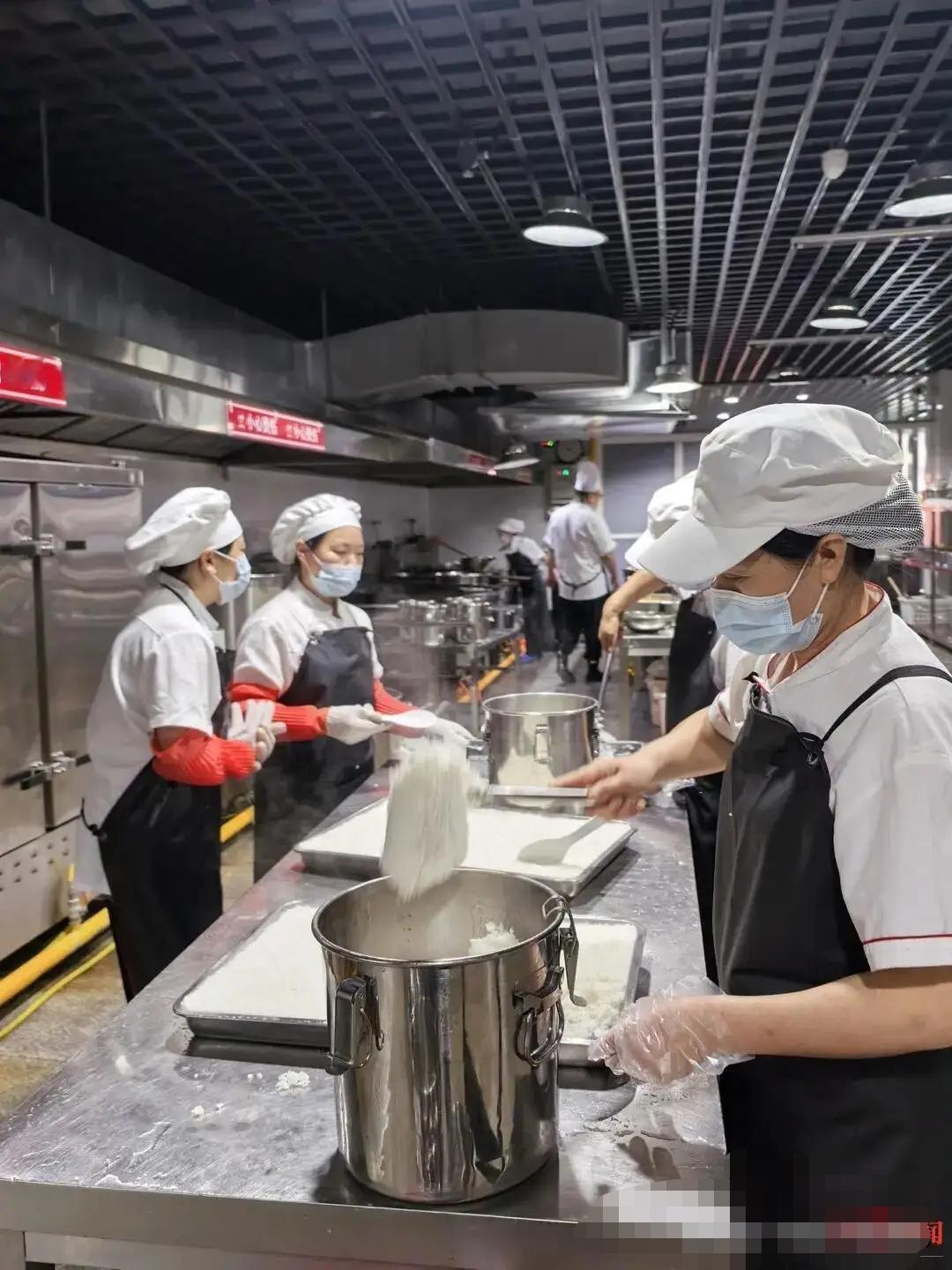 从此以后，学校食堂阿姨的手再也不抖了。
四川巴州有一所学校的食堂，该食堂的20名