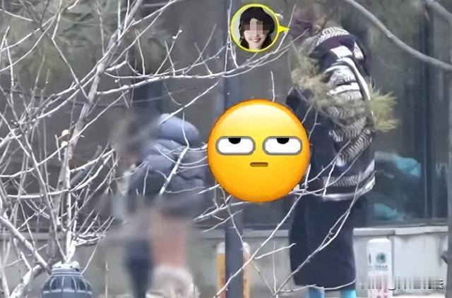 北京，知名女演员白百何带俩孩子去公园玩，期间孩子尿急，其中一个5岁小男孩急得直跺