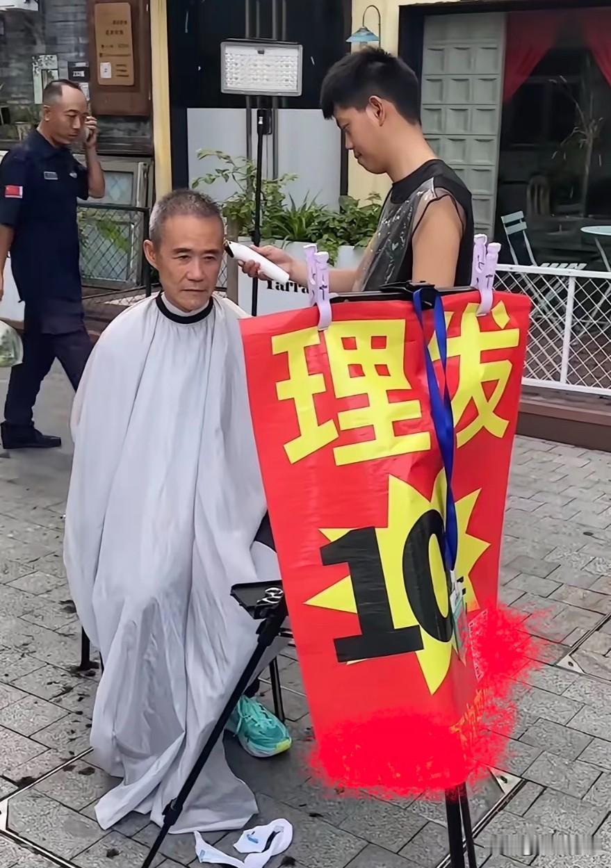 看着王石街边十元理发、小店吃牛腩面的画面，很难说这是纯粹享受烟火气。真正接地气的