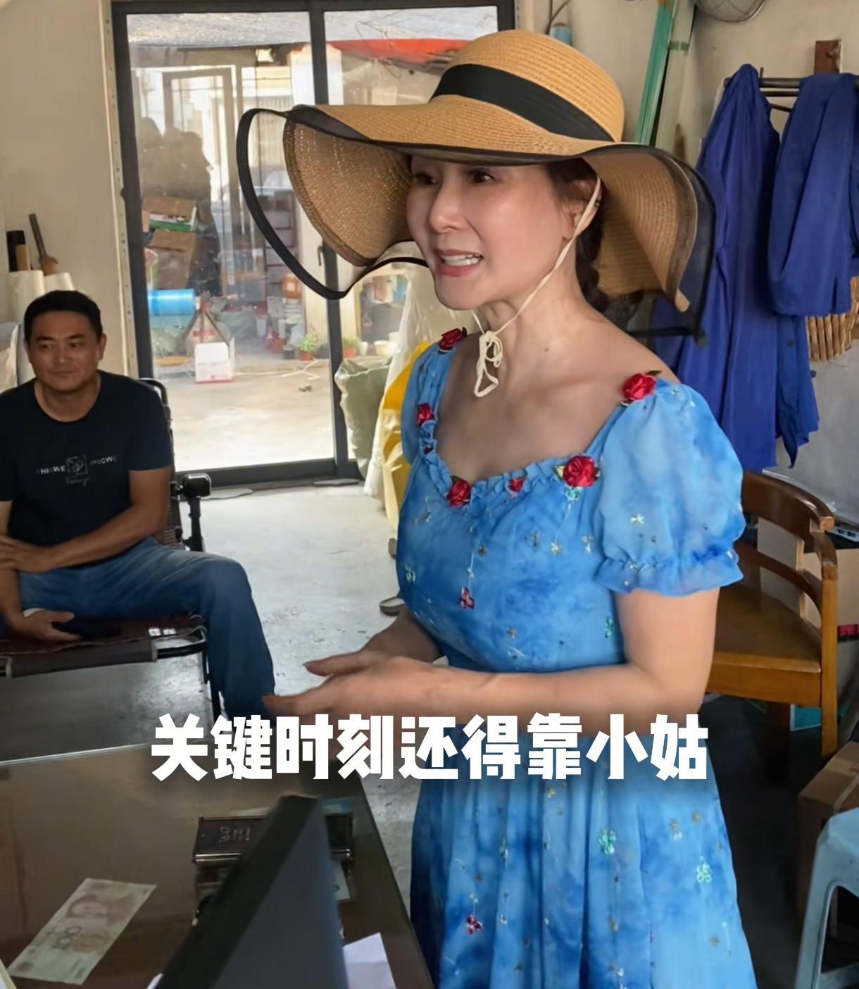 60岁活成20岁，这到底是天赋还是科技？
皮肤紧致到没有一丝皱纹。
蓝色连衣裙，