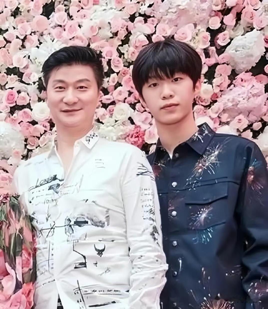 近日范涛出席婚宴的照片刷屏，谁能想到这位穿立领潮服、头发乌黑浓密的长辈已经75岁