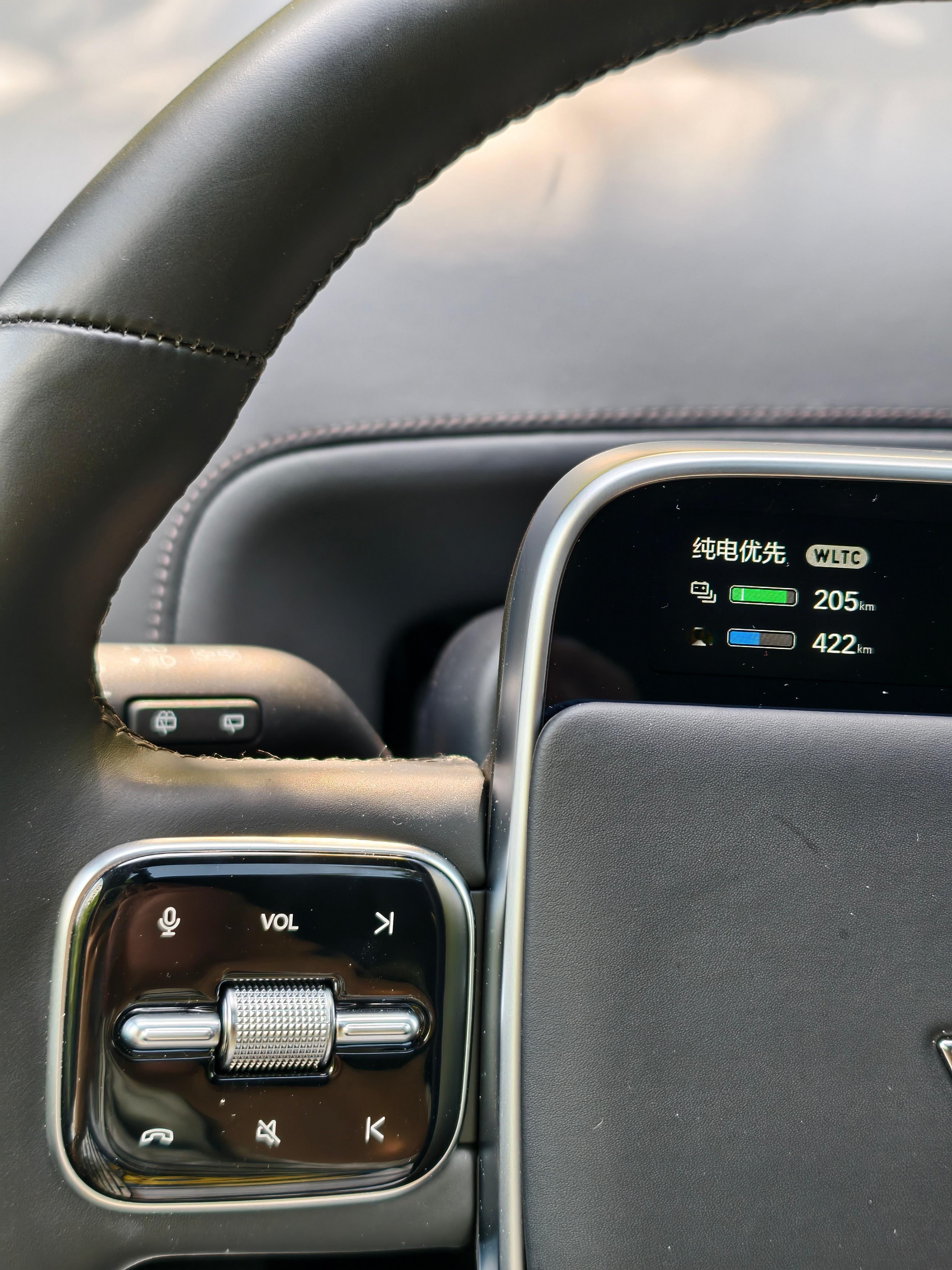 再高速上我的 理想l9  重来就没有过里程焦虑，充电站富裕的时候充个电，人多车多