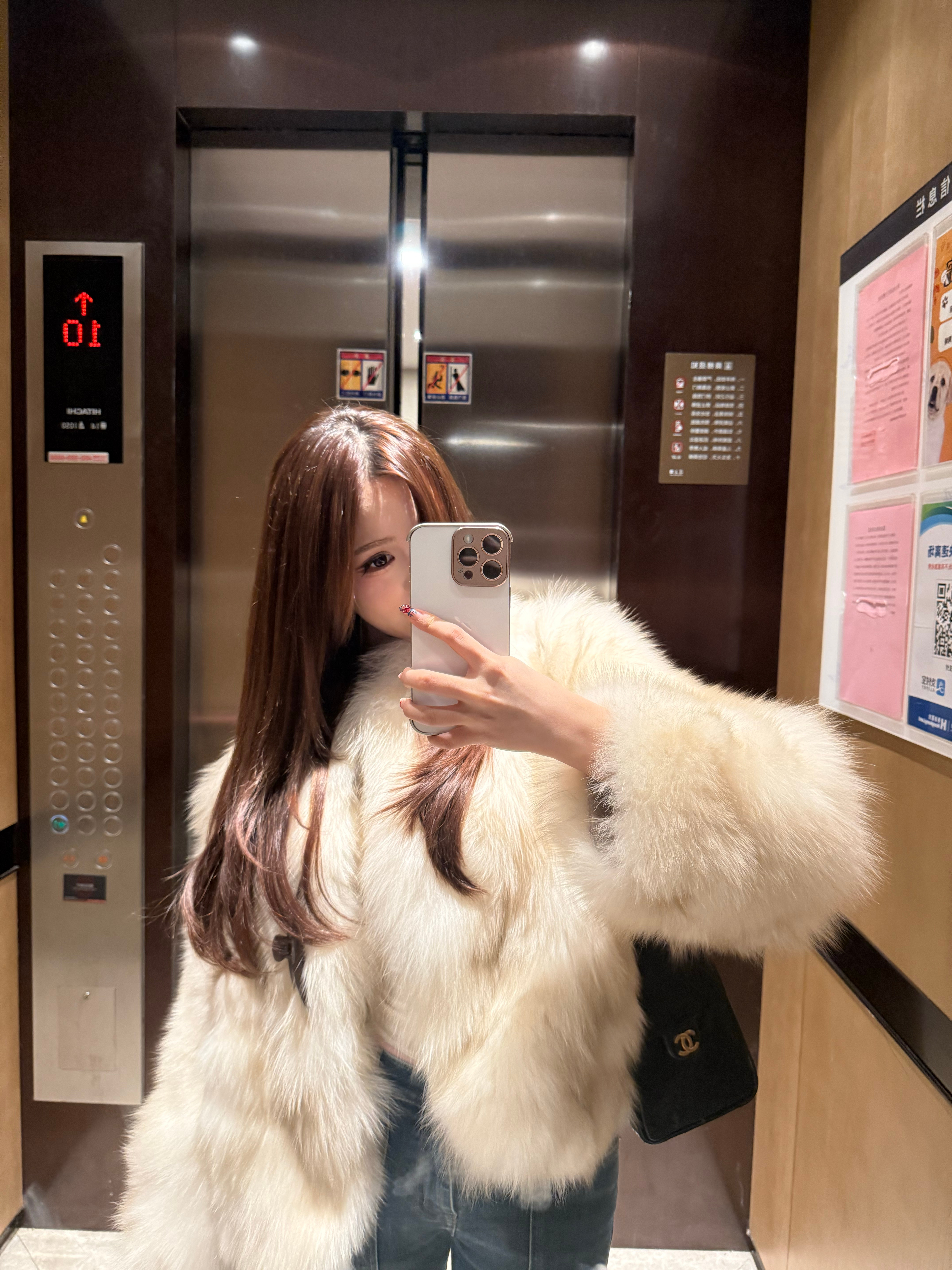 剪了个中长发 感觉中长发好有女人味 轻盈很多 