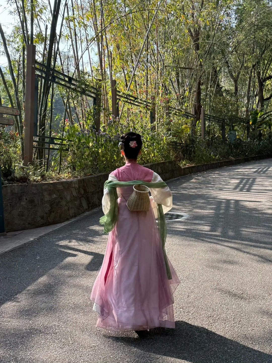 黄杨钿甜宝宝你就这样背着小背箩到菜鸟驿站帮我取快递吧