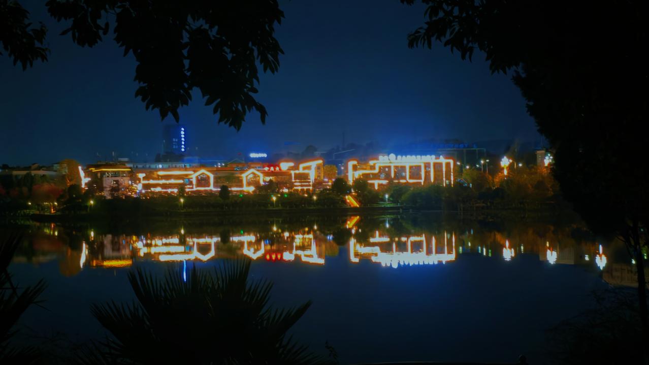 散步，有人相陪是一件快乐的事，特别是傍晚的时候，华灯初放三三俩俩的行人，有赶路的