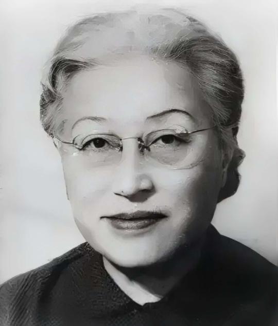 1971年，84岁的蒋介石收到了前妻陈洁如的遗书，书信中寥寥数语，道尽了这个女人