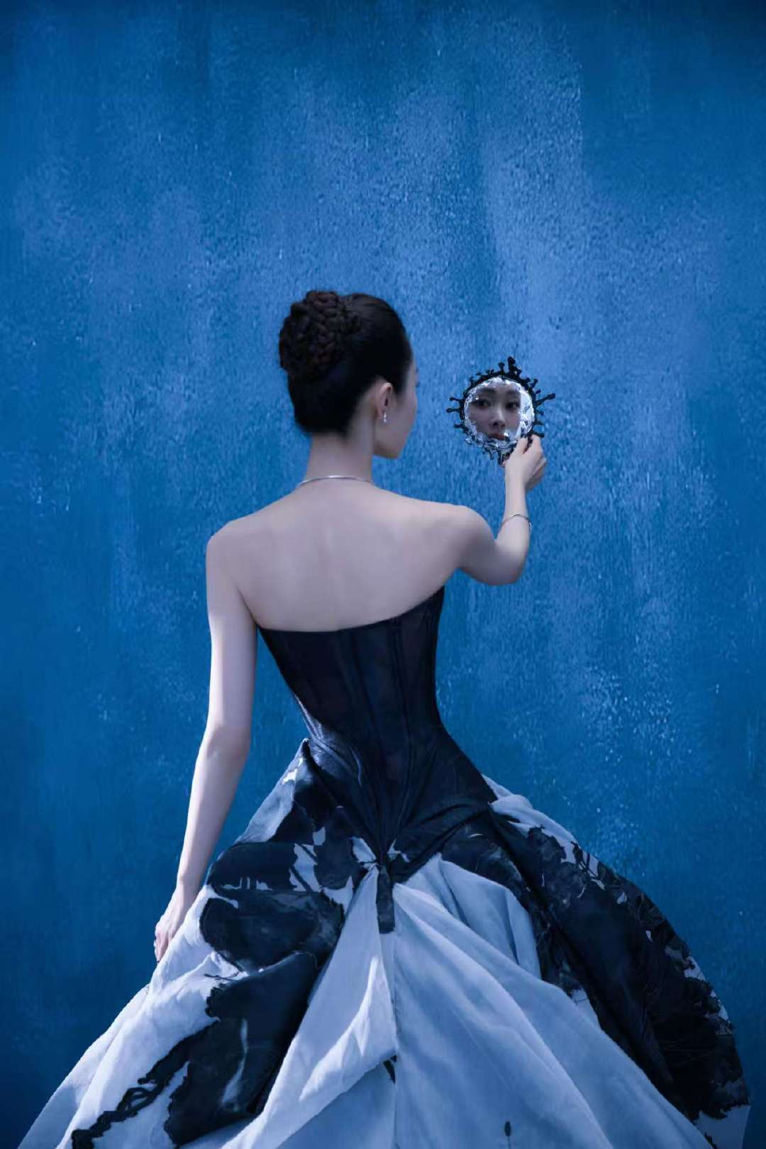 宋轶暗黑花使  抹胸大露背，冷艳高贵！宋轶化身暗黑花使，冷色系装扮尽显神秘韵味，