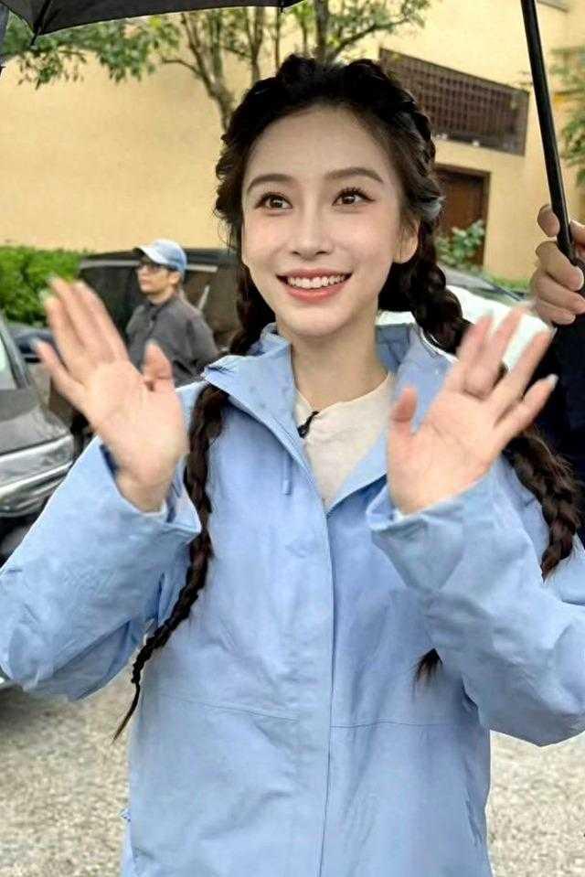 隔窗默契比心！邓超Baby同框，梦回初代跑男
重庆路透里，邓超和Angelaba
