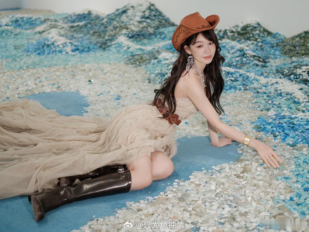 徐梦洁扔飞镖反差感拉满徐梦洁甜美外表下隐藏神射手buff 徐梦洁站在线前准备扔飞