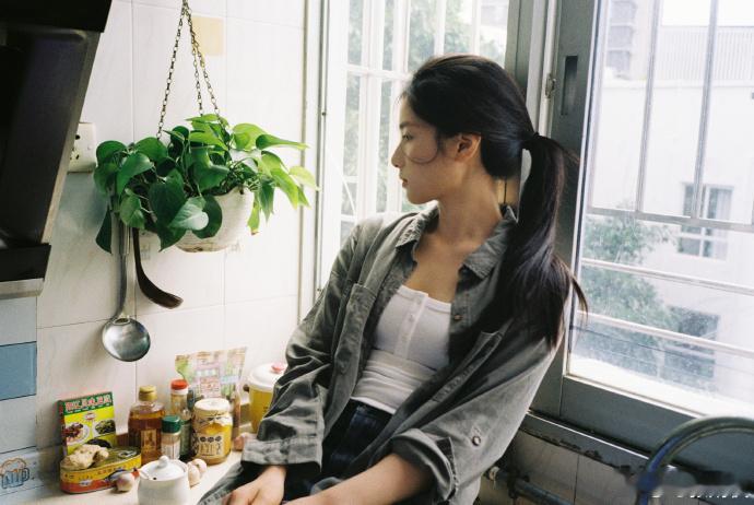 张婧仪我想象中我在出租屋就这样张婧仪我想象中我在出租屋就这样，好有生命力的美张婧