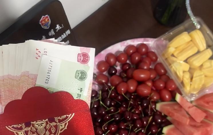 情侣跨年去了男朋友家，给了女生500的红包，回来就被妈妈要求分手！

女方父母第