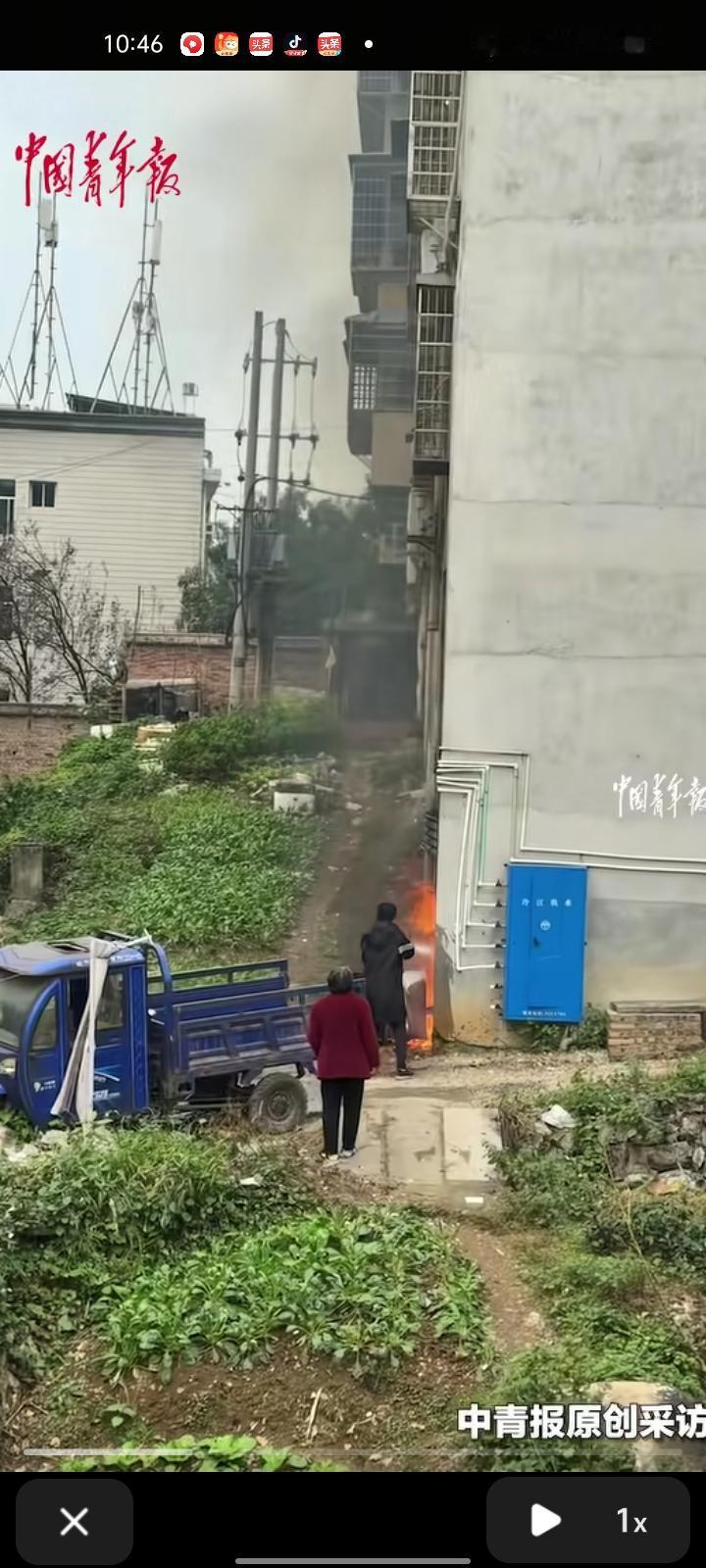 11月1日，娄底冷水江市。小区突发火情，邻居见状立刻拍视频发群里，并拨打火警电话