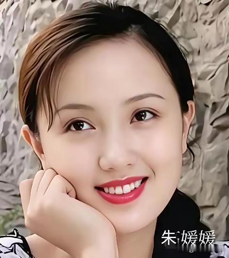 年轻时候的于月仙这么好看的吗？那时候她好瘦啊，五官好突出，好精致，和何晴比起来真