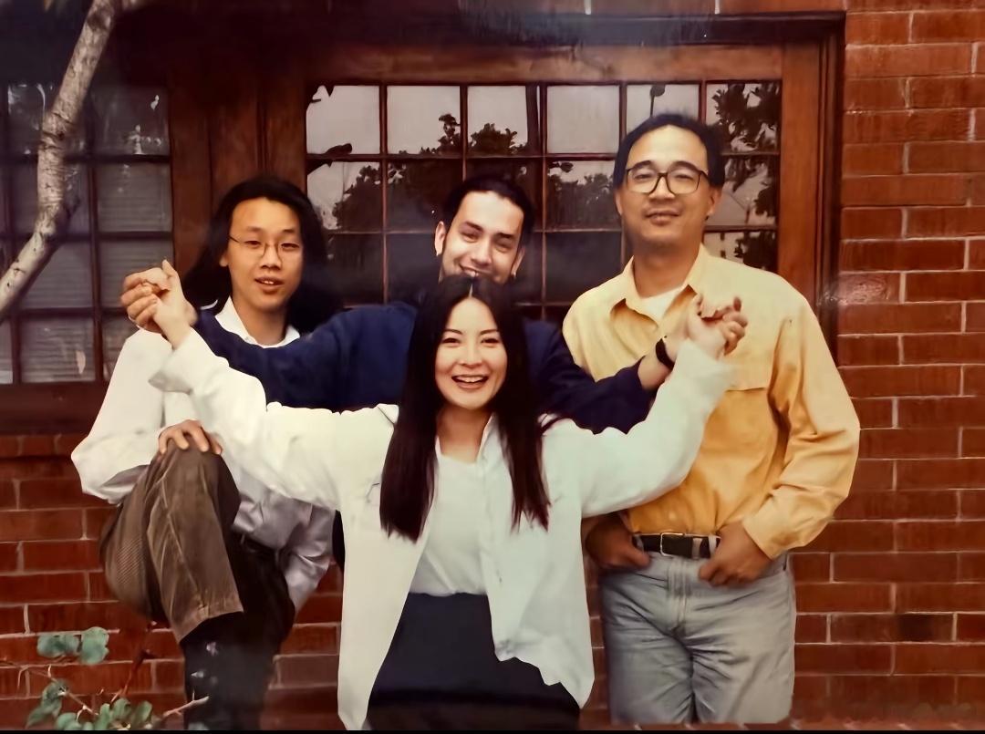 一张摄于95年的珍贵照片，能认出照片中的人吗？[偷笑] ​​​