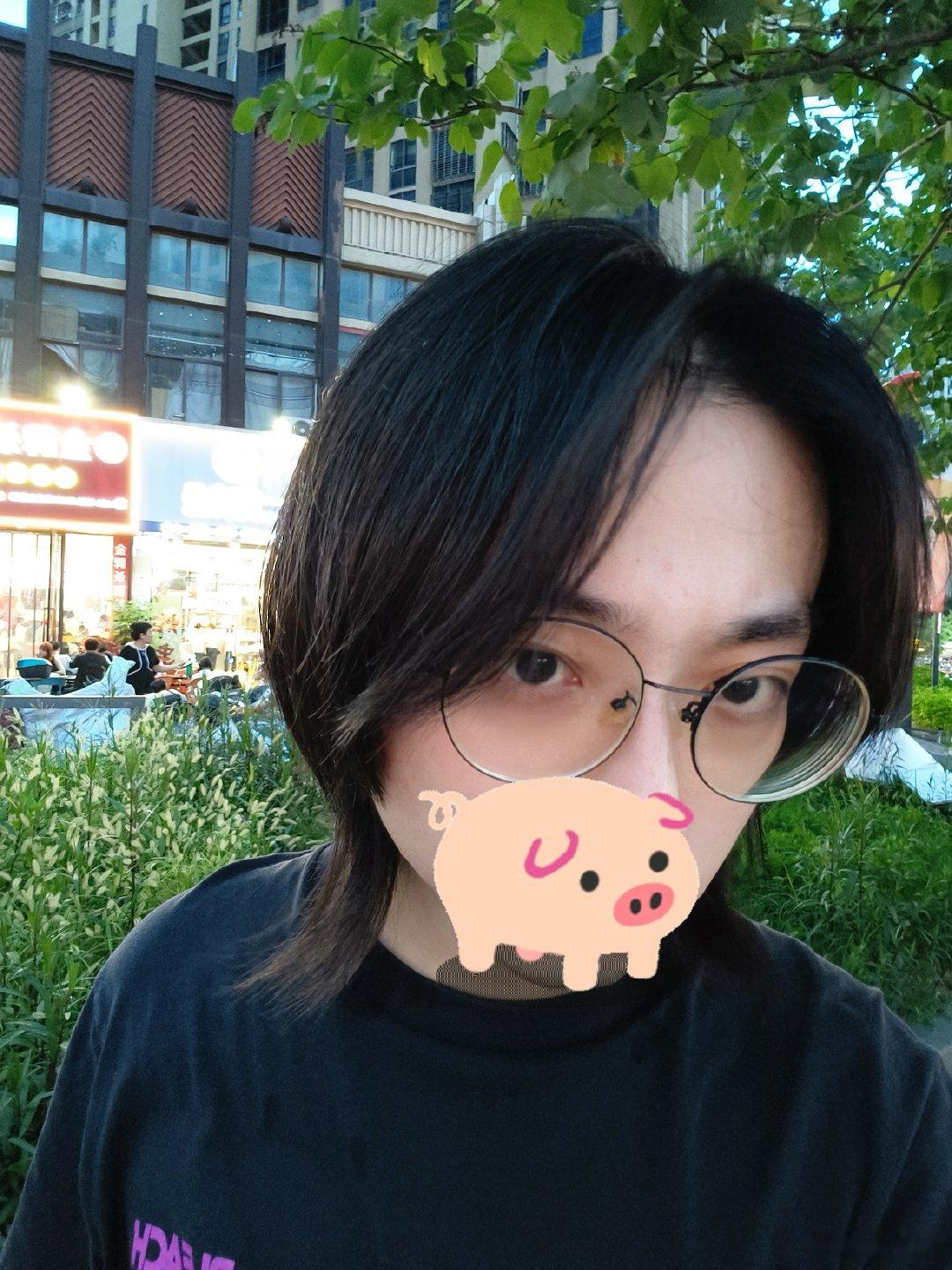 剪了个头发，出来觅食，刚好这条商业街开了好多新店，决定急头白脸地来炫点螺蛳粉，，