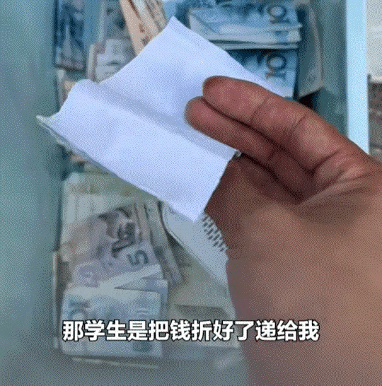 “笑不活了”！贵州黔西南一名男子在校门口售卖面包，放学时段客源络绎不绝。等忙完清