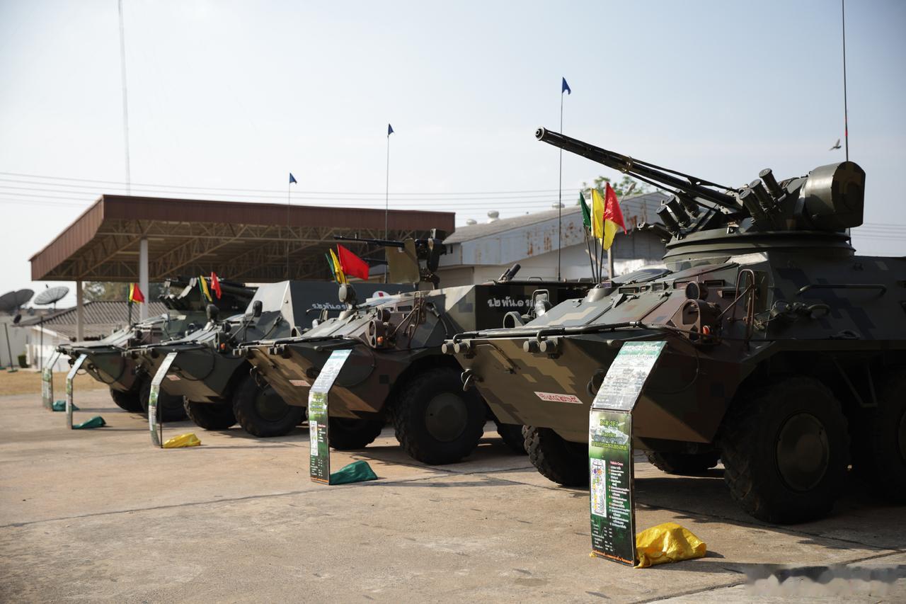 泰国皇家陆军第2步兵团第1步兵营装备的乌克兰造苏制BTP-3系列8轮装甲车，有B