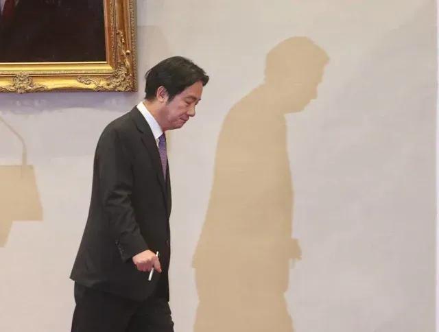 民进党主席赖清德在遭遇史无前例的政治挫败后，用“一要三不”强硬表态回应外界。
 