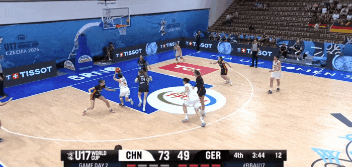 孙璇突破上篮打进，中国U17女篮领先来到26分