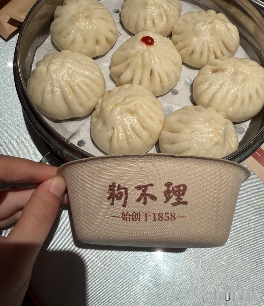 专程打卡天津百年老字号狗不理总店，算是体验本地特色啦。整笼包子外皮松软轻薄，褶皱