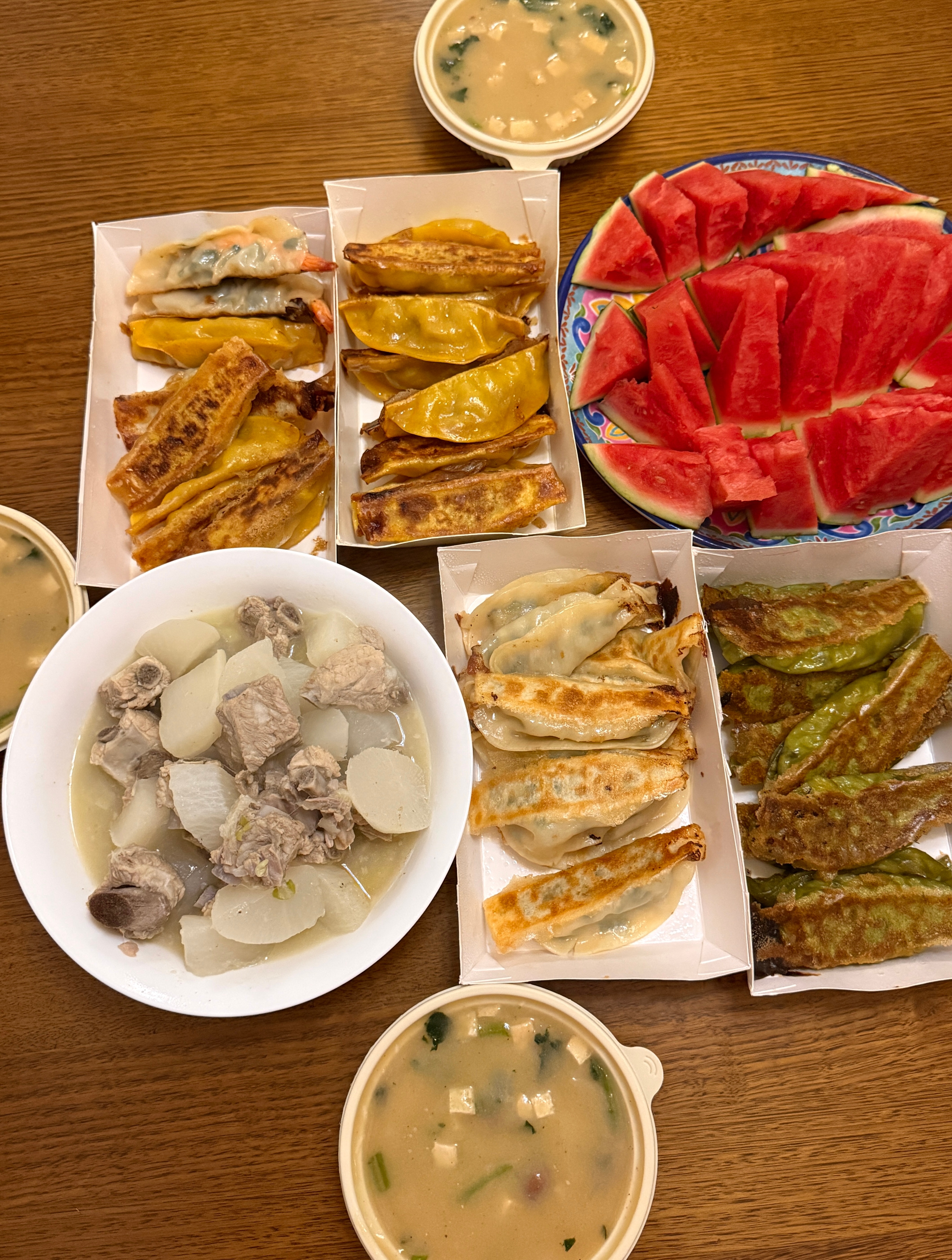 朴素的一餐 老酱说这是青岛最好吃的一家锅贴。那种看上去像粥的东西，是青岛的特色食