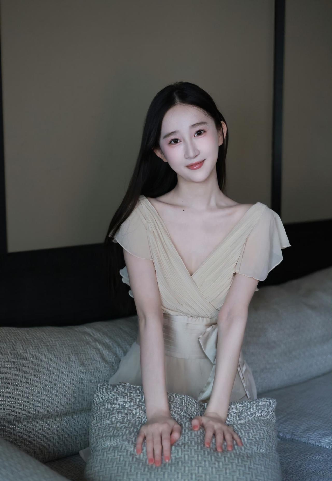 平凡日常，浅色系穿搭，也藏着温柔小美好。