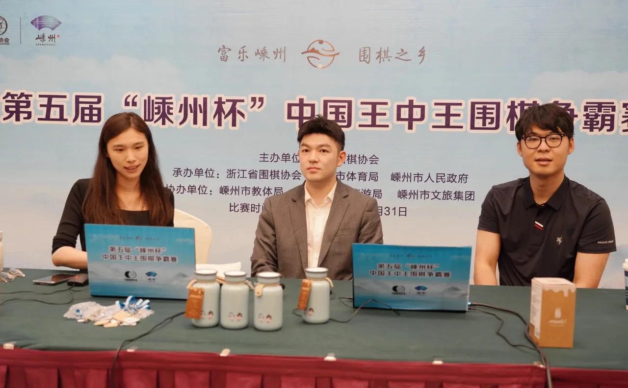 李轩豪、王星昊做客直播间回答棋迷的提问：

李轩豪表示：
“对芈昱廷的布局研究得