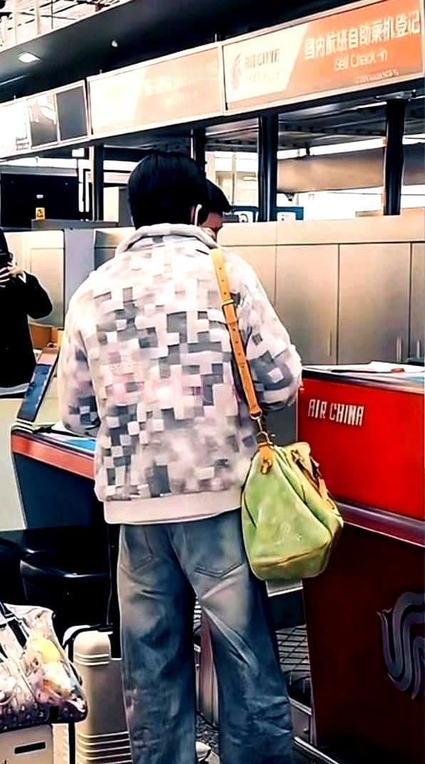 大头在机场被要求冻着穿衣服，只为给品牌展示效果。
这哪是代言，简直是“裸奔”式营